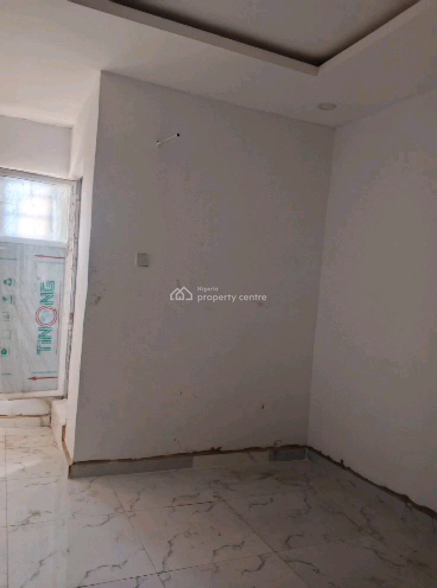 Standard Two Bedroom Flat, Alagomeji, Yaba, Lagos, Flat / Apartment for Rent