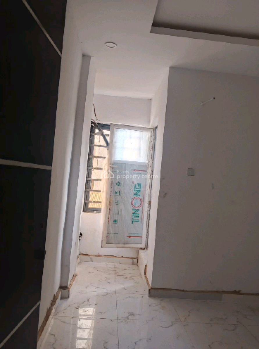 Standard Two Bedroom Flat, Alagomeji, Yaba, Lagos, Flat / Apartment for Rent
