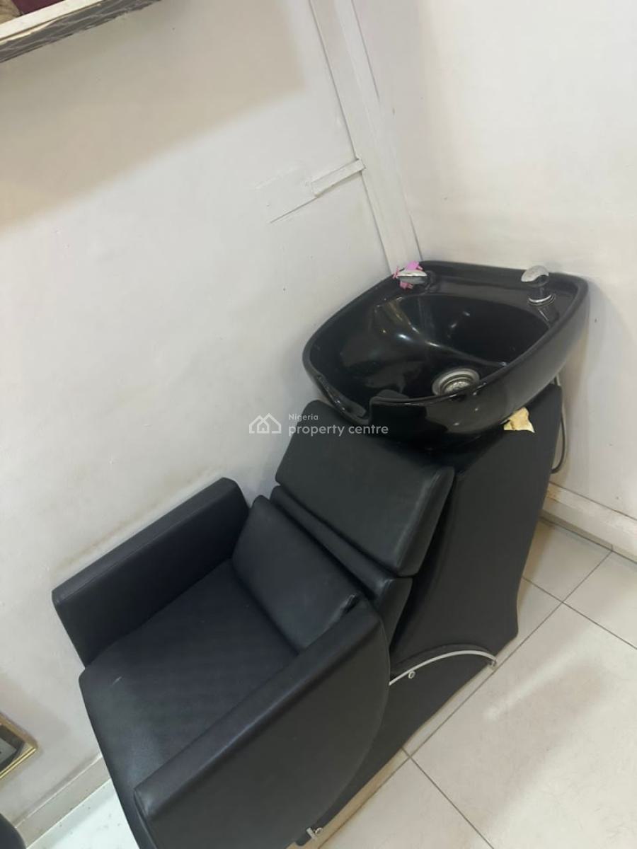 Exquisite and Topnotch Unisex Hair Salon, in an Estate Off Admiralty Way, Lekki Phase 1, Lekki, Lagos, Commercial Property for Rent