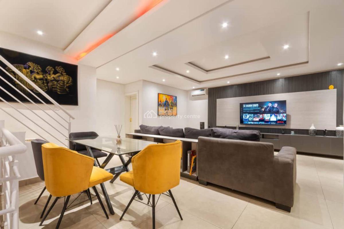 Papaya Stadium Spacious Living Room, 3 Bedroom Apartment  ( Snooker Bo, Lekki Phase 1, Lekki, Lagos, Flat / Apartment Short Let