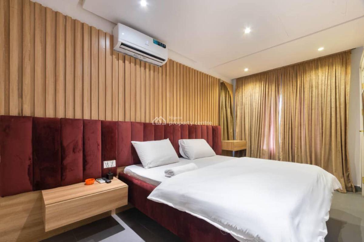 Papaya Stadium Spacious Living Room, 3 Bedroom Apartment  ( Snooker Bo, Lekki Phase 1, Lekki, Lagos, Flat / Apartment Short Let