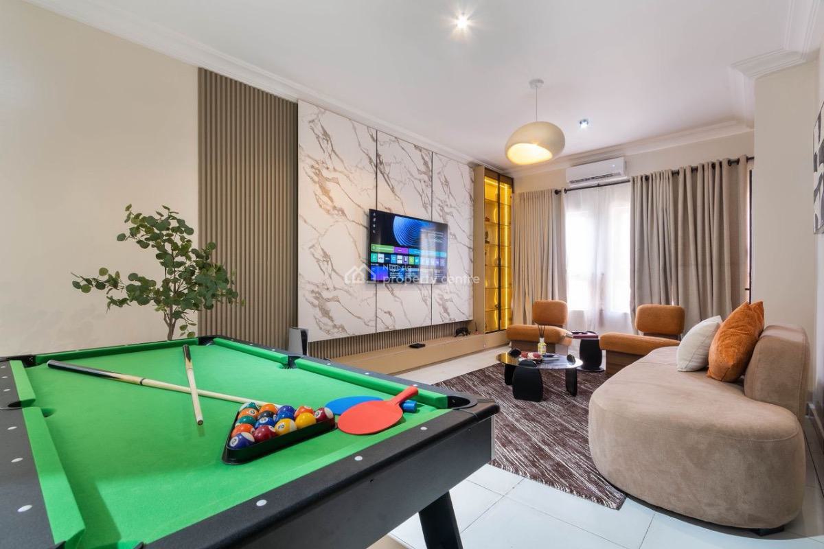 Papaya Stadium Spacious Living Room, 3 Bedroom Apartment  ( Snooker Bo, Lekki Phase 1, Lekki, Lagos, Flat / Apartment Short Let