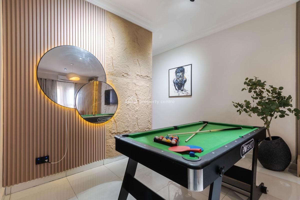 Papaya Stadium Spacious Living Room, 3 Bedroom Apartment  ( Snooker Bo, Lekki Phase 1, Lekki, Lagos, Flat / Apartment Short Let
