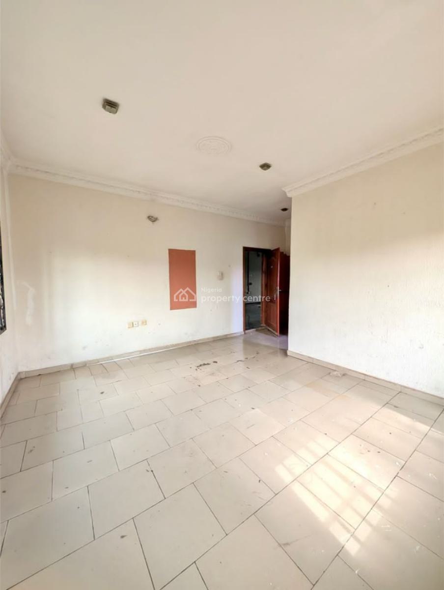 4 Bedroom Flat with 1 Room Bq and 2 Sitting Rooms, Location: Bashorun, Ibadan, Ibadan, Oyo, House for Sale