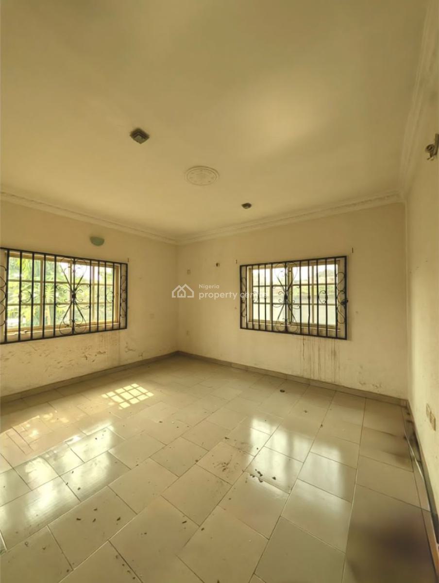 4 Bedroom Flat with 1 Room Bq and 2 Sitting Rooms, Location: Bashorun, Ibadan, Ibadan, Oyo, House for Sale