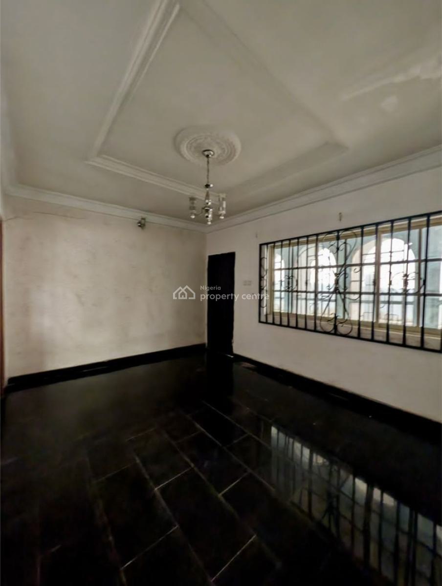 4 Bedroom Flat with 1 Room Bq and 2 Sitting Rooms, Location: Bashorun, Ibadan, Ibadan, Oyo, House for Sale