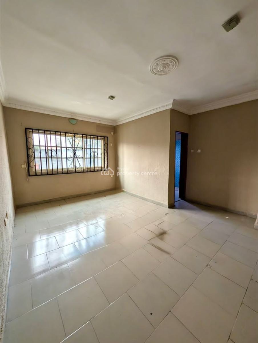 4 Bedroom Flat with 1 Room Bq and 2 Sitting Rooms, Location: Bashorun, Ibadan, Ibadan, Oyo, House for Sale