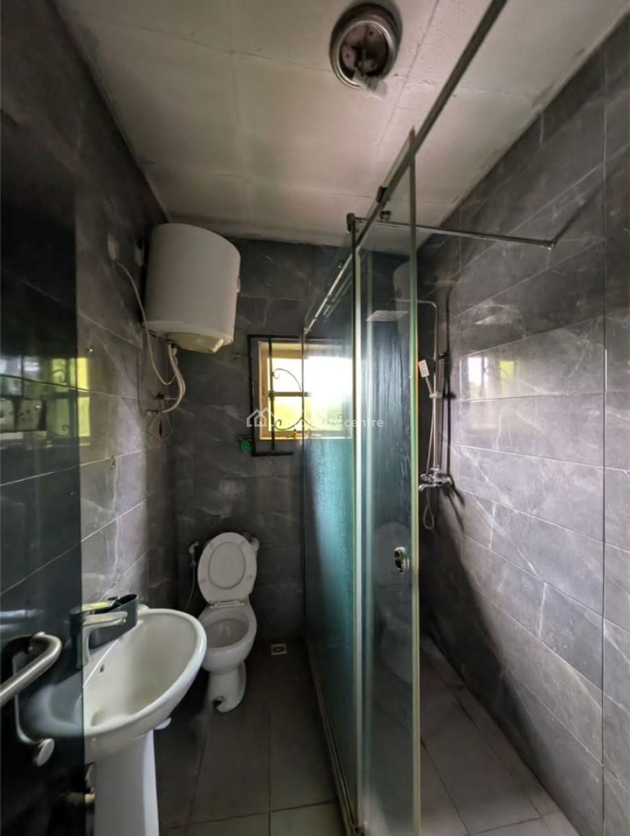 4 Bedroom Flat with 1 Room Bq and 2 Sitting Rooms, Location: Bashorun, Ibadan, Ibadan, Oyo, House for Sale