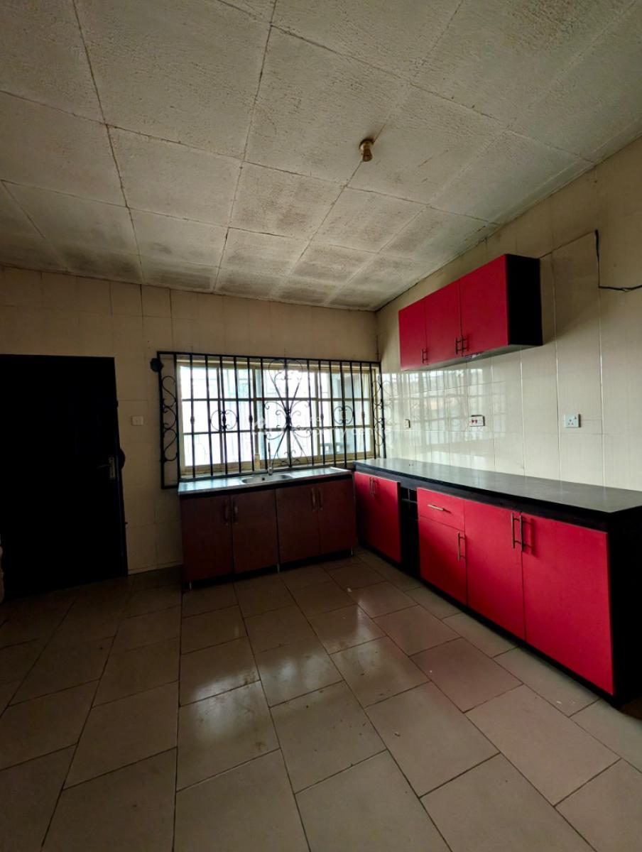 4 Bedroom Flat with 1 Room Bq and 2 Sitting Rooms, Location: Bashorun, Ibadan, Ibadan, Oyo, House for Sale