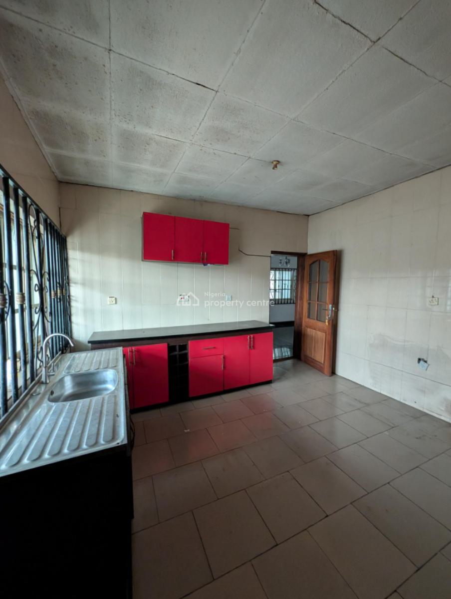 4 Bedroom Flat with 1 Room Bq and 2 Sitting Rooms, Location: Bashorun, Ibadan, Ibadan, Oyo, House for Sale