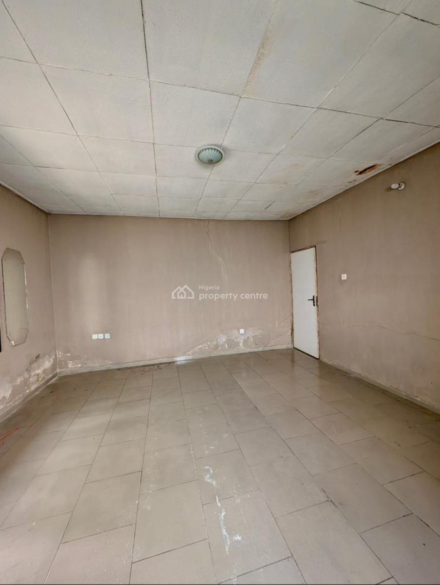 4 Bedroom Flat with 1 Room Bq and 2 Sitting Rooms, Location: Bashorun, Ibadan, Ibadan, Oyo, House for Sale