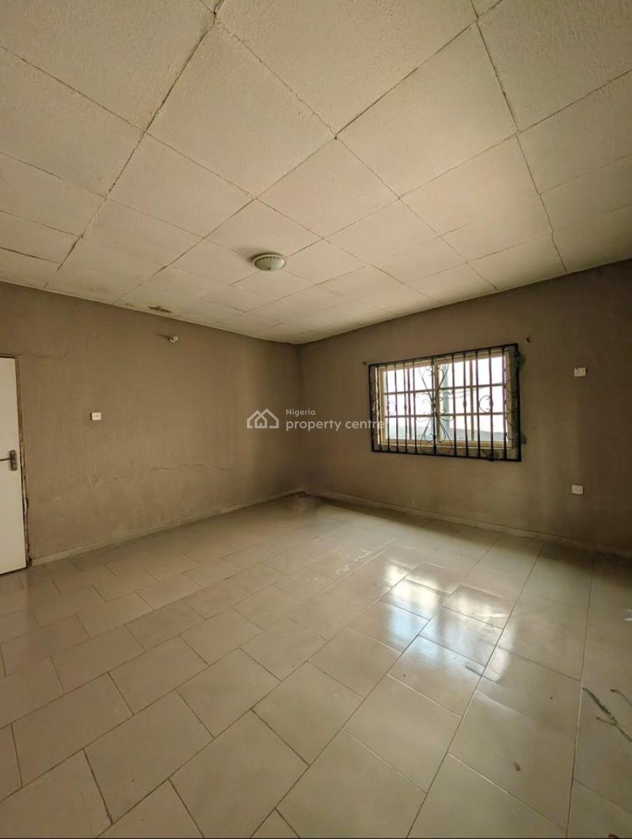 4 Bedroom Flat with 1 Room Bq and 2 Sitting Rooms, Location: Bashorun, Ibadan, Ibadan, Oyo, House for Sale