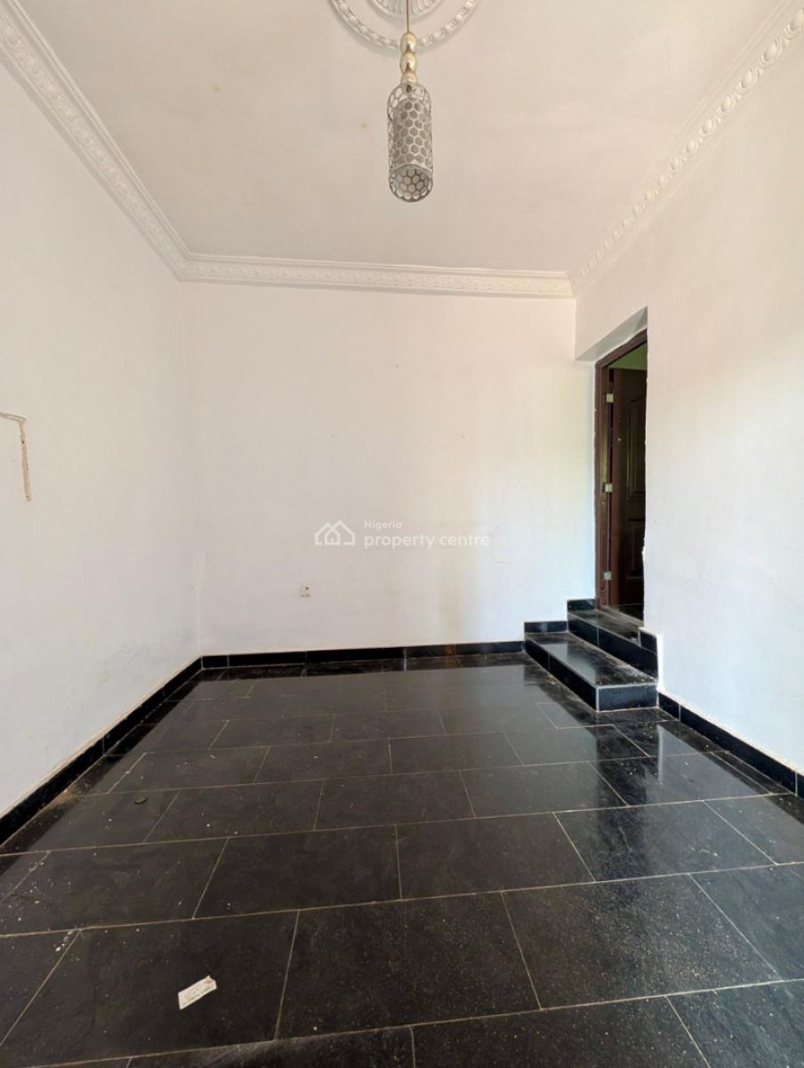 4 Bedroom Flat with 1 Room Bq and 2 Sitting Rooms, Location: Bashorun, Ibadan, Ibadan, Oyo, House for Sale