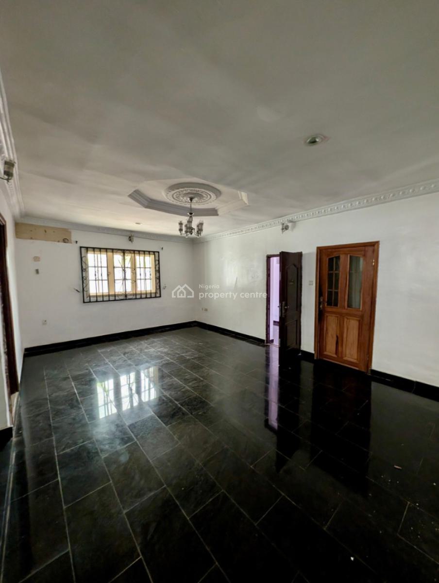 4 Bedroom Flat with 1 Room Bq and 2 Sitting Rooms, Location: Bashorun, Ibadan, Ibadan, Oyo, House for Sale