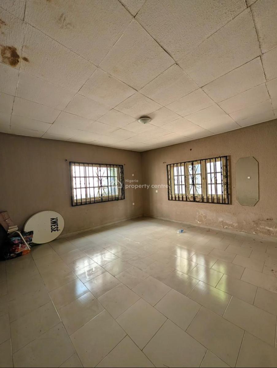 4 Bedroom Flat with 1 Room Bq and 2 Sitting Rooms, Location: Bashorun, Ibadan, Ibadan, Oyo, House for Sale