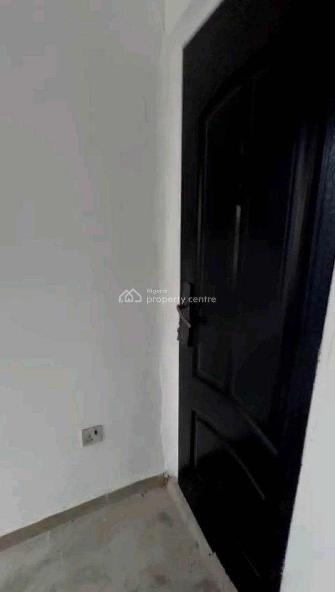 a Standard and Spacious 2bedroom Apartment,, Prince Idris Street, Oworonshoki, Shomolu, Lagos, Flat / Apartment for Rent