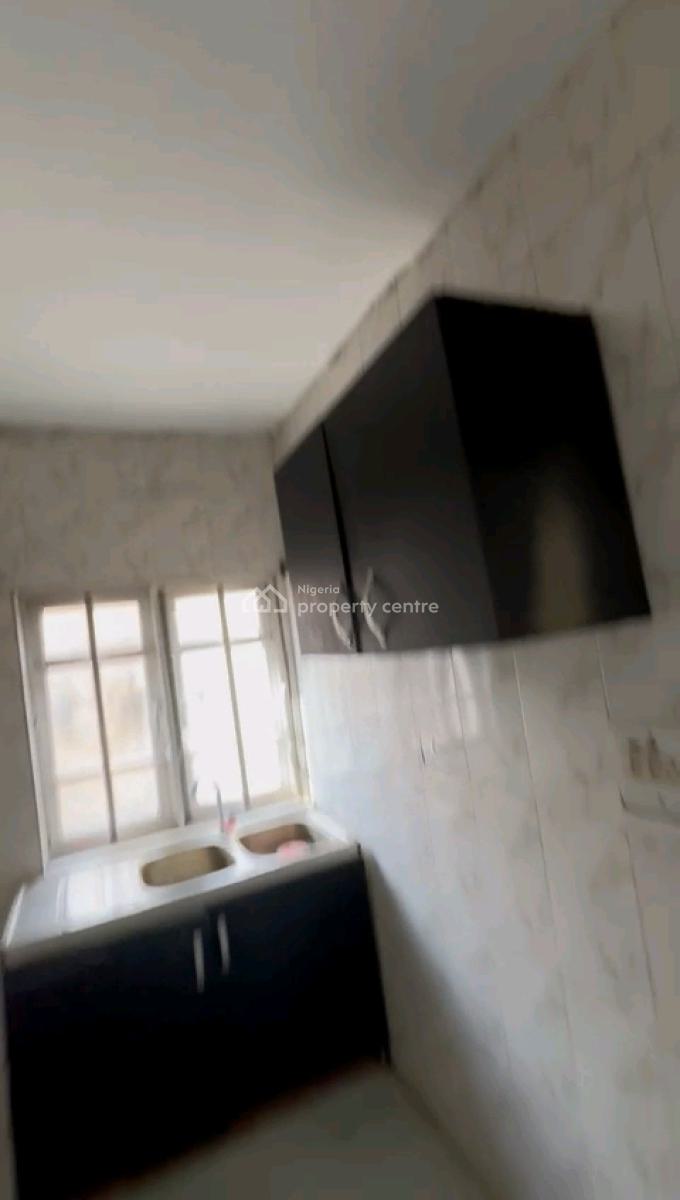 a Standard and Spacious 2bedroom Apartmen, Prince Idris Street, Oworonshoki, Shomolu, Lagos, Flat / Apartment for Rent