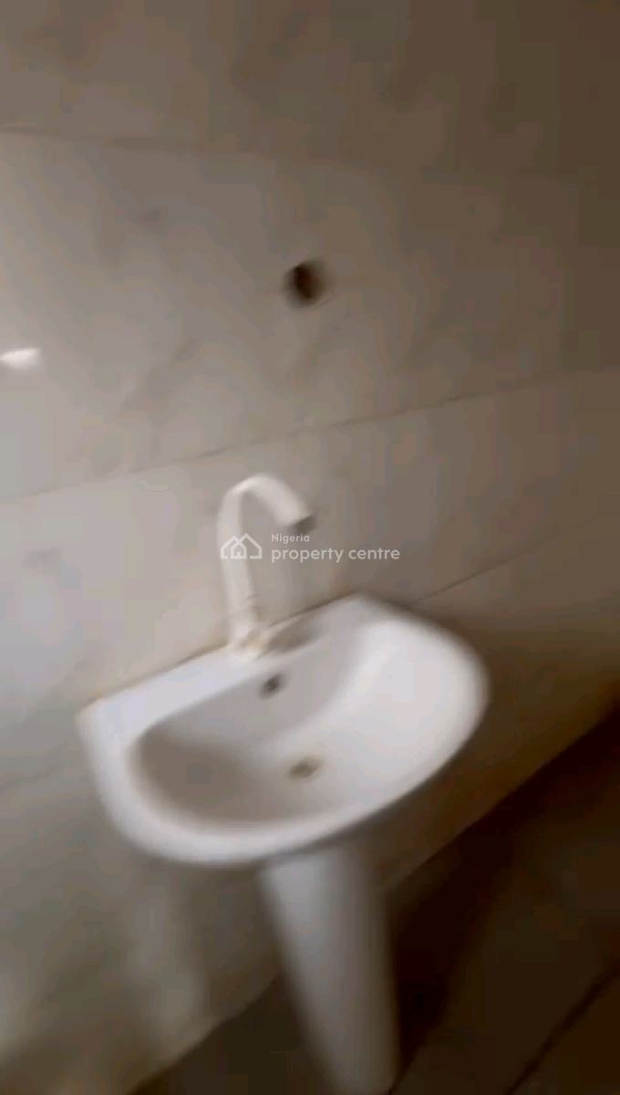 a Standard and Spacious 2bedroom Apartmen, Prince Idris Street, Oworonshoki, Shomolu, Lagos, Flat / Apartment for Rent