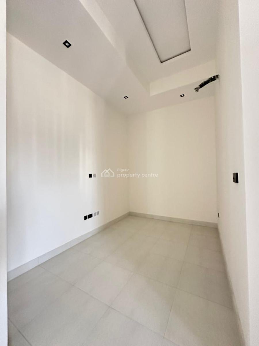 Spacious 3 Bedroom Apartment with a Bq in a Serene Location, Lekki Phase 1, Lekki, Lagos, Flat / Apartment for Sale