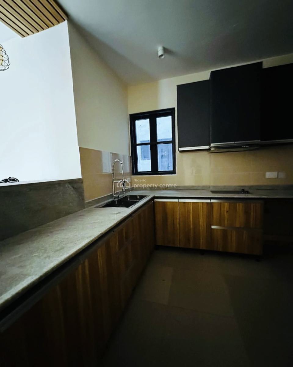 Neatly Built 3 Bedroom Apartment, Lekki Phase 1, Lekki, Lagos, Flat / Apartment for Sale