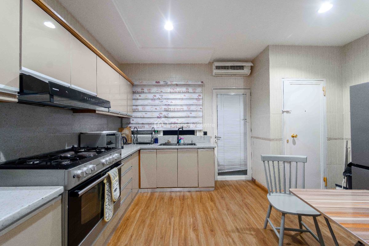 Lovely 3 Beds Apartment Available with Pool, Tennis Court, Gym & Ps5, Ikoyi, Lagos, Flat / Apartment Short Let