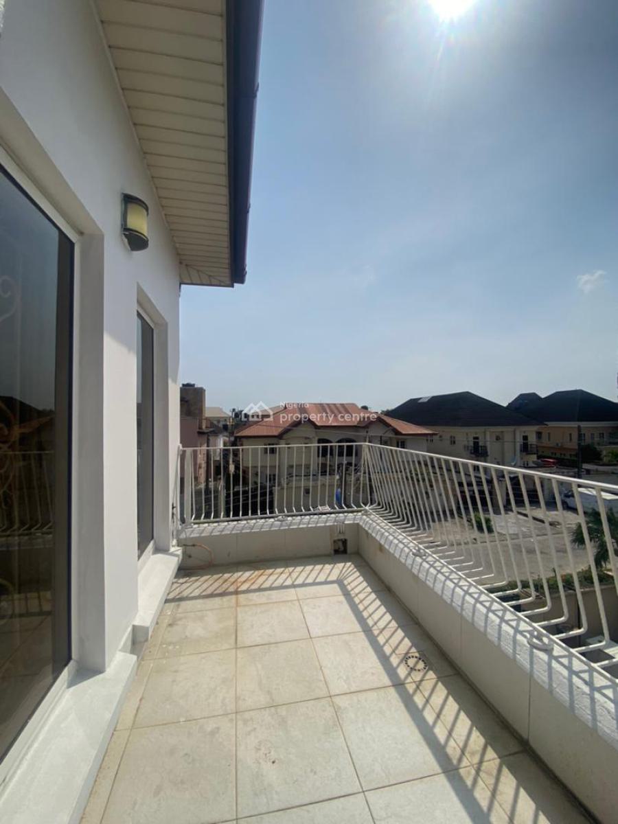 Well Maintained 3  Bedroom, Close Admiralty Way, Lekki, Lagos, Flat / Apartment for Rent