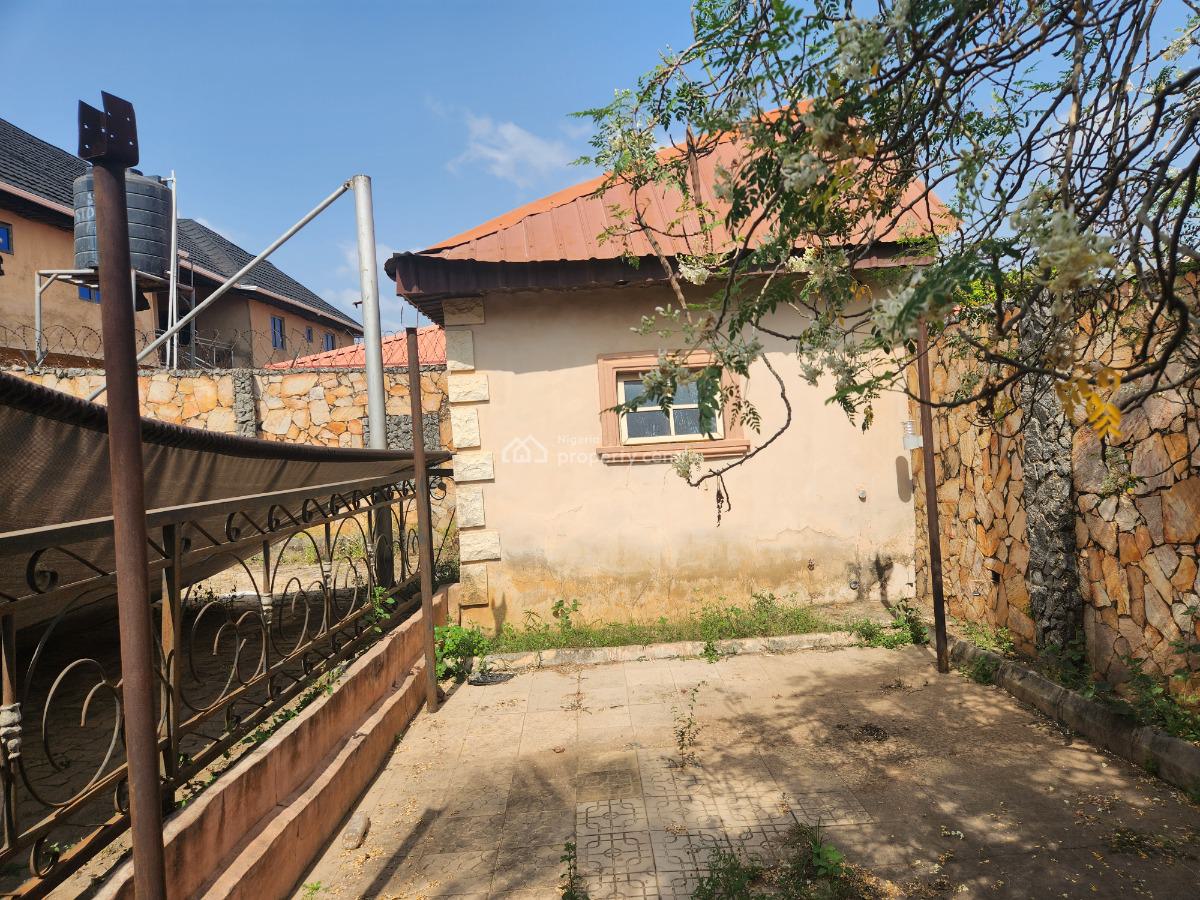 Strategic 3 Bedroom Bungalow with a Bq Near The Road, Olusoji Avenue Near Akala Express, Oluyole Extension Ibadan, Ibadan, Oyo, Detached Bungalow for Sale