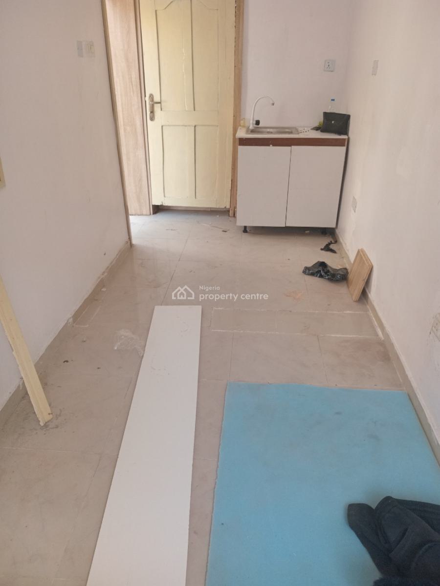 a Luxurious Standard Bq Apartment in a Topnotch Estate, Chevron Drive Lagos State, Lekki, Lagos, Self Contain (single Rooms) for Rent