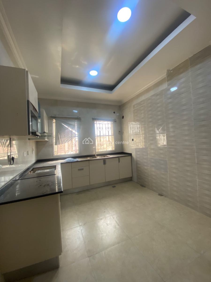 Well Maintained 3  Bedroom Apartment with 24hrs Light, Lekki Phase 1, Lekki, Lagos, Flat / Apartment for Rent