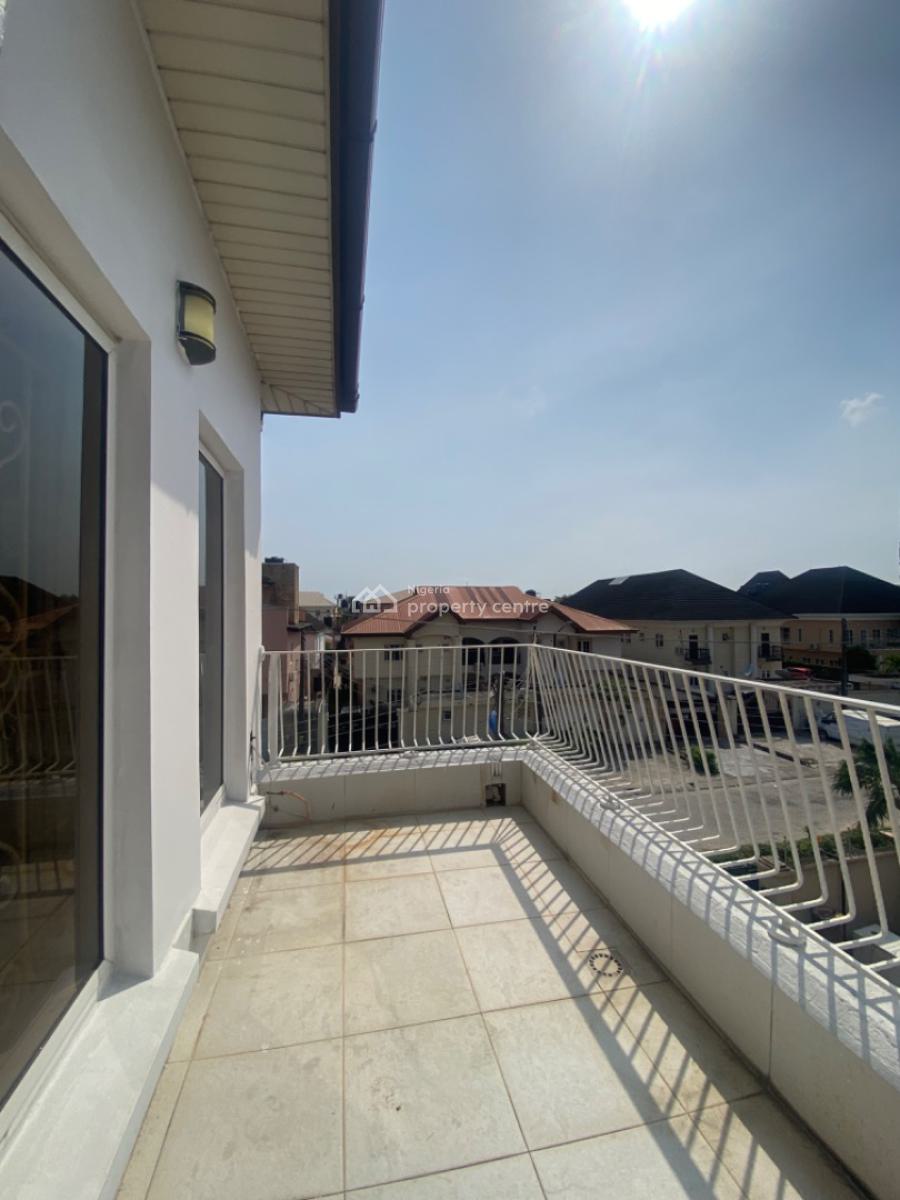 Well Maintained 3  Bedroom Apartment with 24hrs Light, Lekki Phase 1, Lekki, Lagos, Flat / Apartment for Rent
