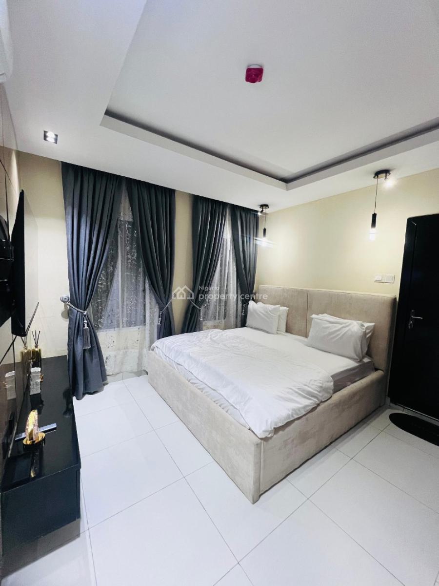 2 Bedroom  Serene and Secured Environment  Smart Tvs with Netflix, Lekki Phase 1, Lekki, Lagos, Flat / Apartment Short Let