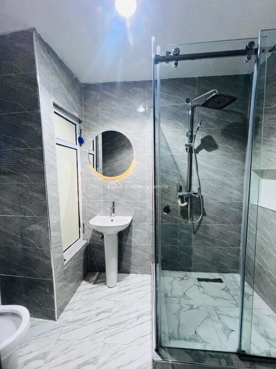 2 Bedroom  Serene and Secured Environment  Smart Tvs with Netflix, Lekki Phase 1, Lekki, Lagos, Flat / Apartment Short Let