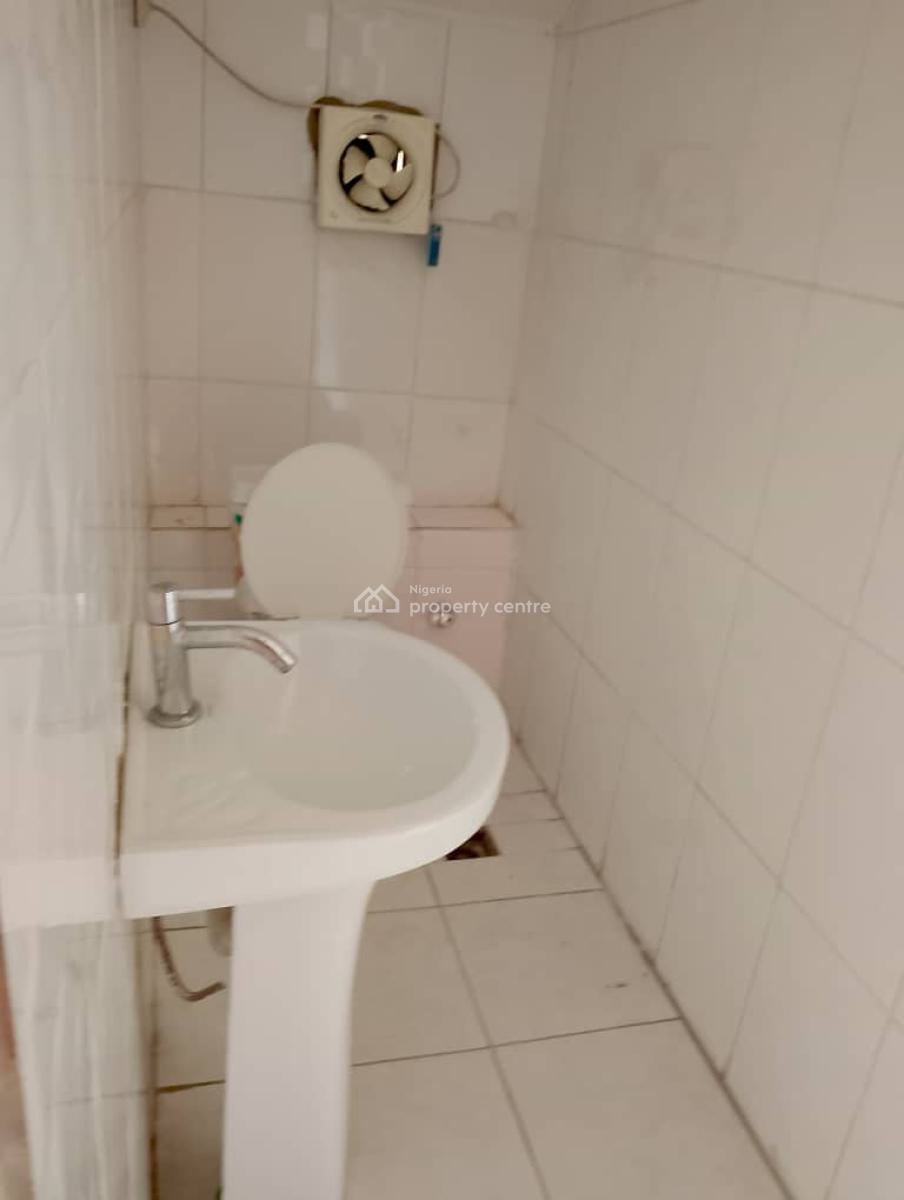 Self Service Three 3 Bedroom Flat Upstairs, U3 Estate Lekki Right, Lekki Phase 1, Lekki, Lagos, Flat / Apartment for Rent