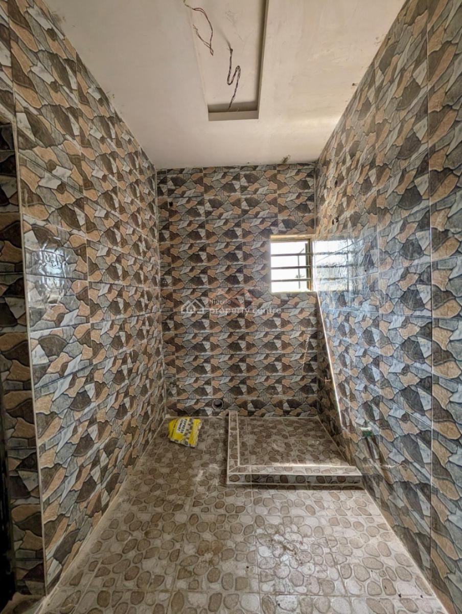 Block of Flats (2-bedroom Apartments ), Location: Chief Lateef Oyelade, Ringroad Gra, Ibadan, Ibadan, Oyo, House for Sale