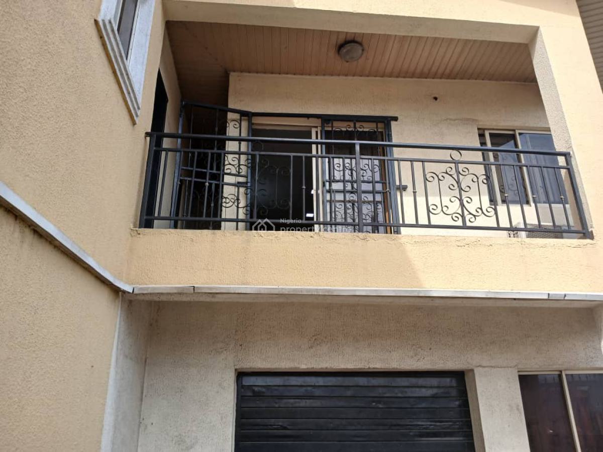 3bedroom Flat, Opposite Ekololu Bus Stop, Surulere, Lagos, Block of Flats for Sale