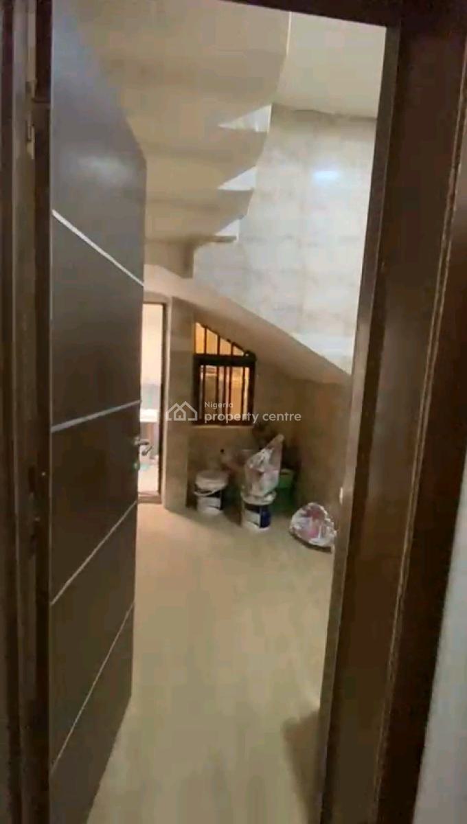 *to/lease*  Newly Built N Nicely Finished  (self Compound) 2 Bedrooms, Soluyi, Gbagada, Lagos, Flat / Apartment for Rent