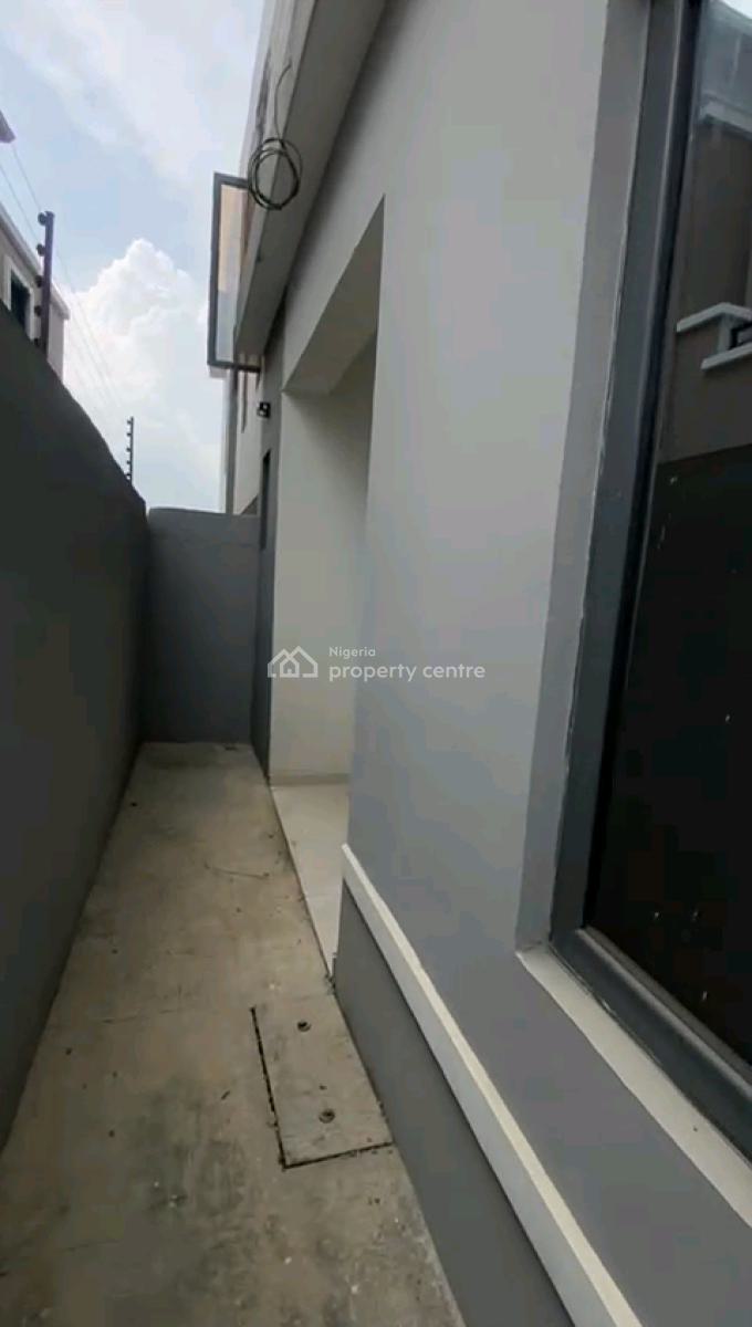 *to/lease*  Newly Built N Nicely Finished  (self Compound) 2 Bedrooms, Soluyi, Gbagada, Lagos, Flat / Apartment for Rent