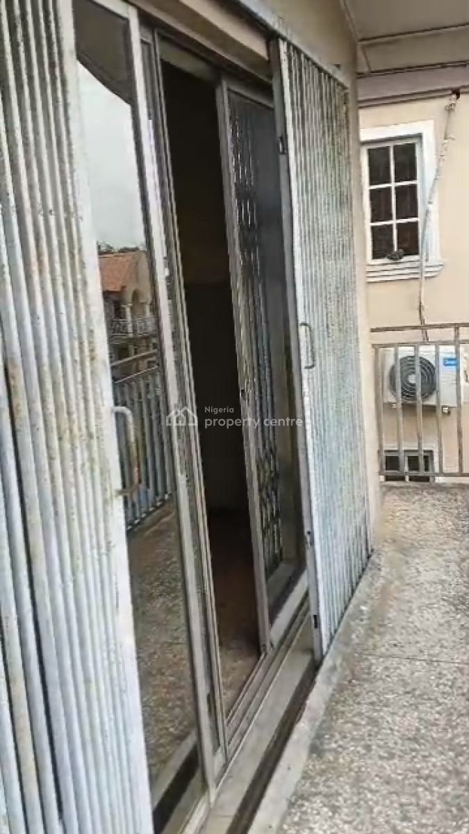 3 Bedroom Apartment in a Gated Close (upstairs), Adeniyi Jones, Ikeja, Lagos, Flat / Apartment for Rent