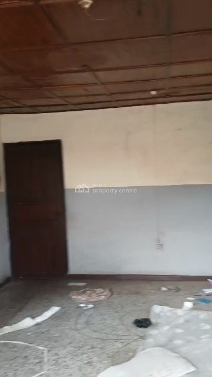 3 Bedroom Apartment in a Gated Close (upstairs), Adeniyi Jones, Ikeja, Lagos, Flat / Apartment for Rent