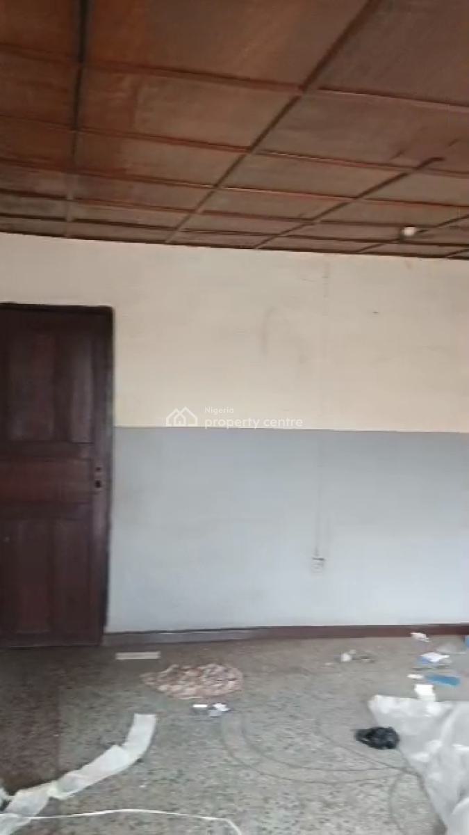 3 Bedroom Apartment in a Gated Close (upstairs), Adeniyi Jones, Ikeja, Lagos, Flat / Apartment for Rent