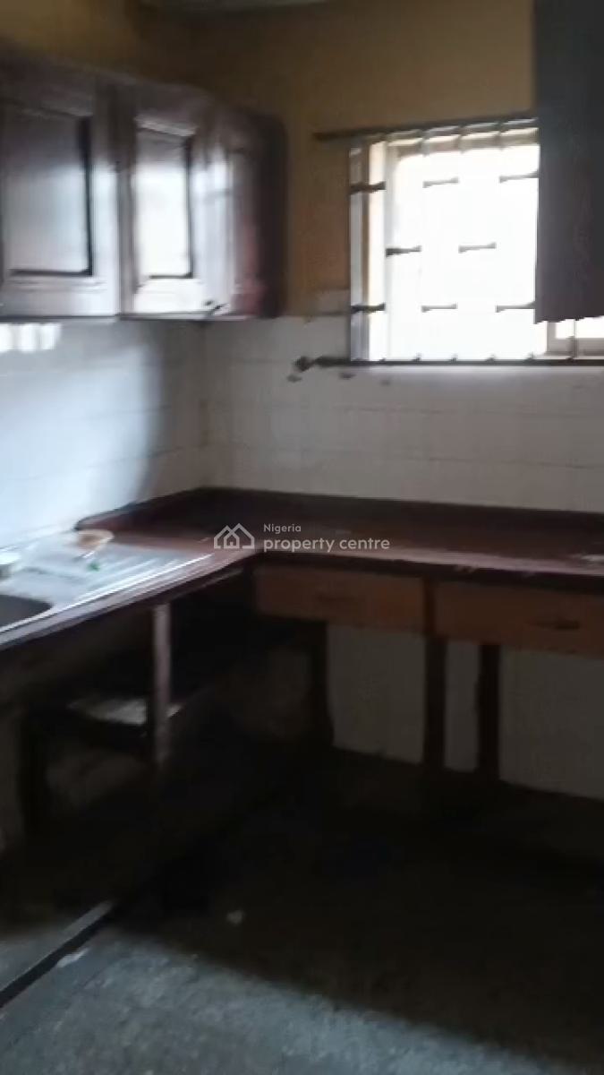 3 Bedroom Apartment in a Gated Close (upstairs), Adeniyi Jones, Ikeja, Lagos, Flat / Apartment for Rent