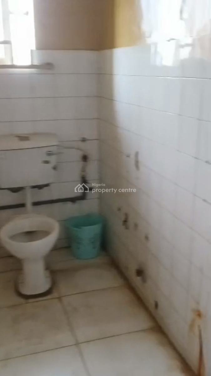 3 Bedroom Apartment in a Gated Close (upstairs), Adeniyi Jones, Ikeja, Lagos, Flat / Apartment for Rent