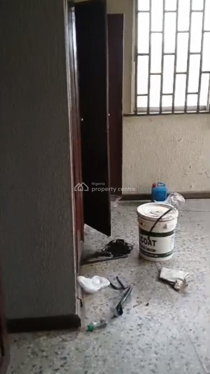 3 Bedroom Apartment in a Gated Close (upstairs), Adeniyi Jones, Ikeja, Lagos, Flat / Apartment for Rent