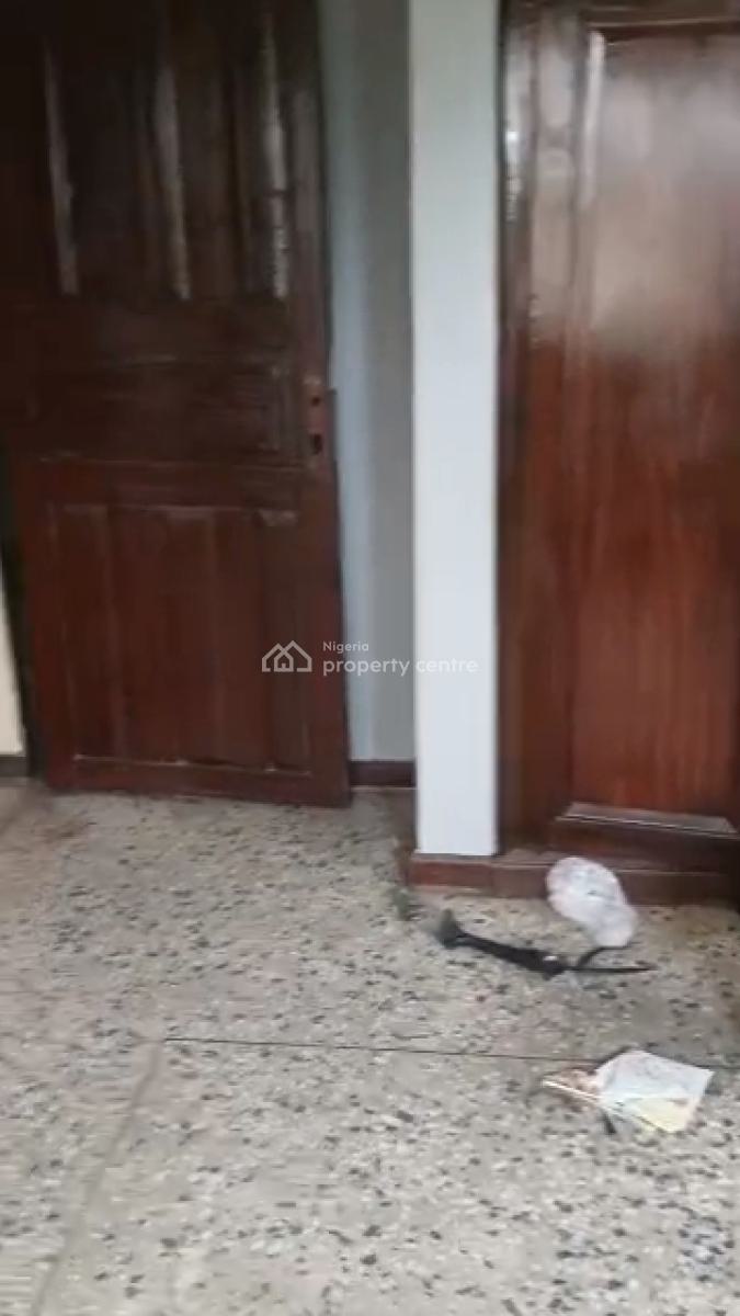 3 Bedroom Apartment in a Gated Close (upstairs), Adeniyi Jones, Ikeja, Lagos, Flat / Apartment for Rent