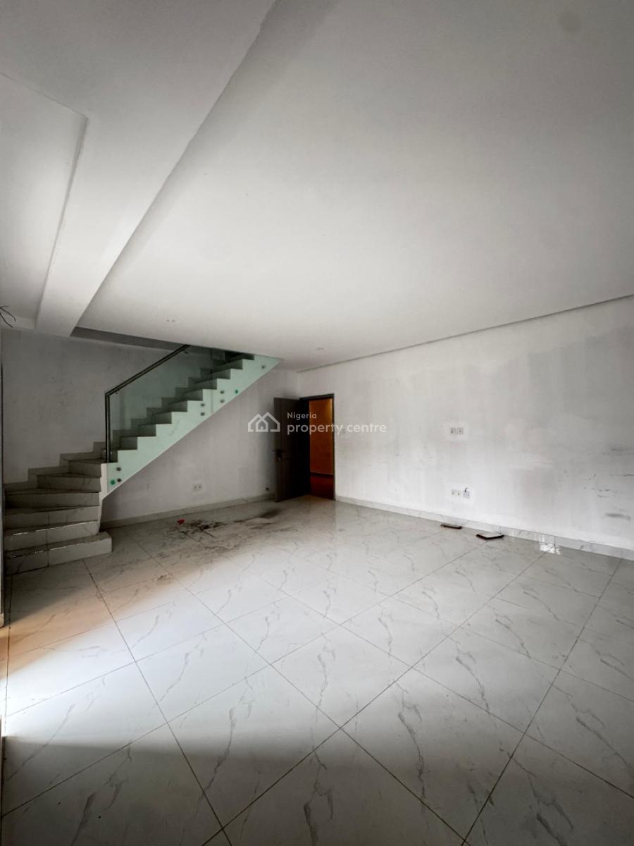 Spacious  3 Bedroom Penthouse  in a Well Secured Location, Lekki Phase 1, Lekki, Lagos, Flat / Apartment for Sale