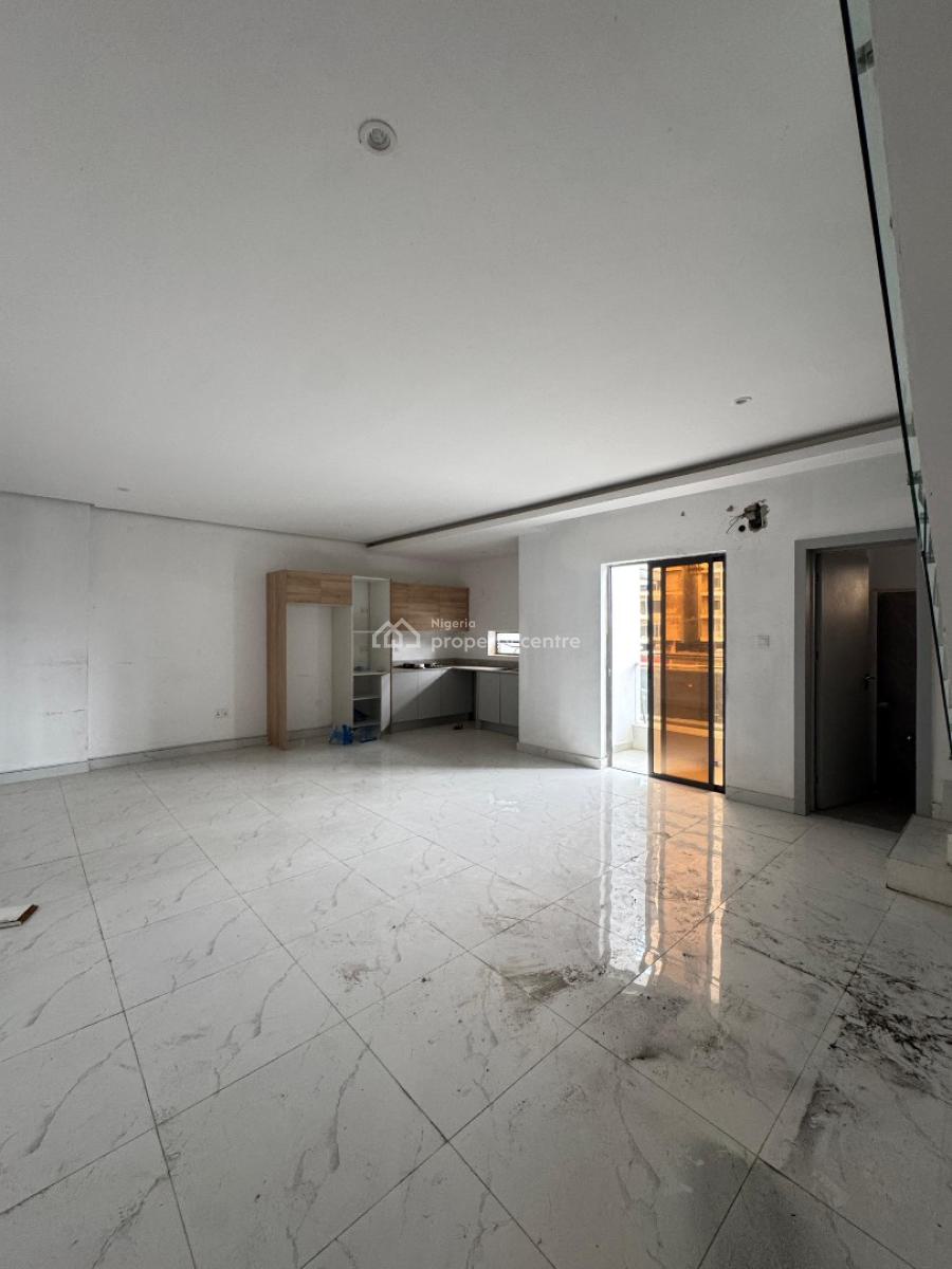 Spacious  3 Bedroom Penthouse  in a Well Secured Location, Lekki Phase 1, Lekki, Lagos, Flat / Apartment for Sale