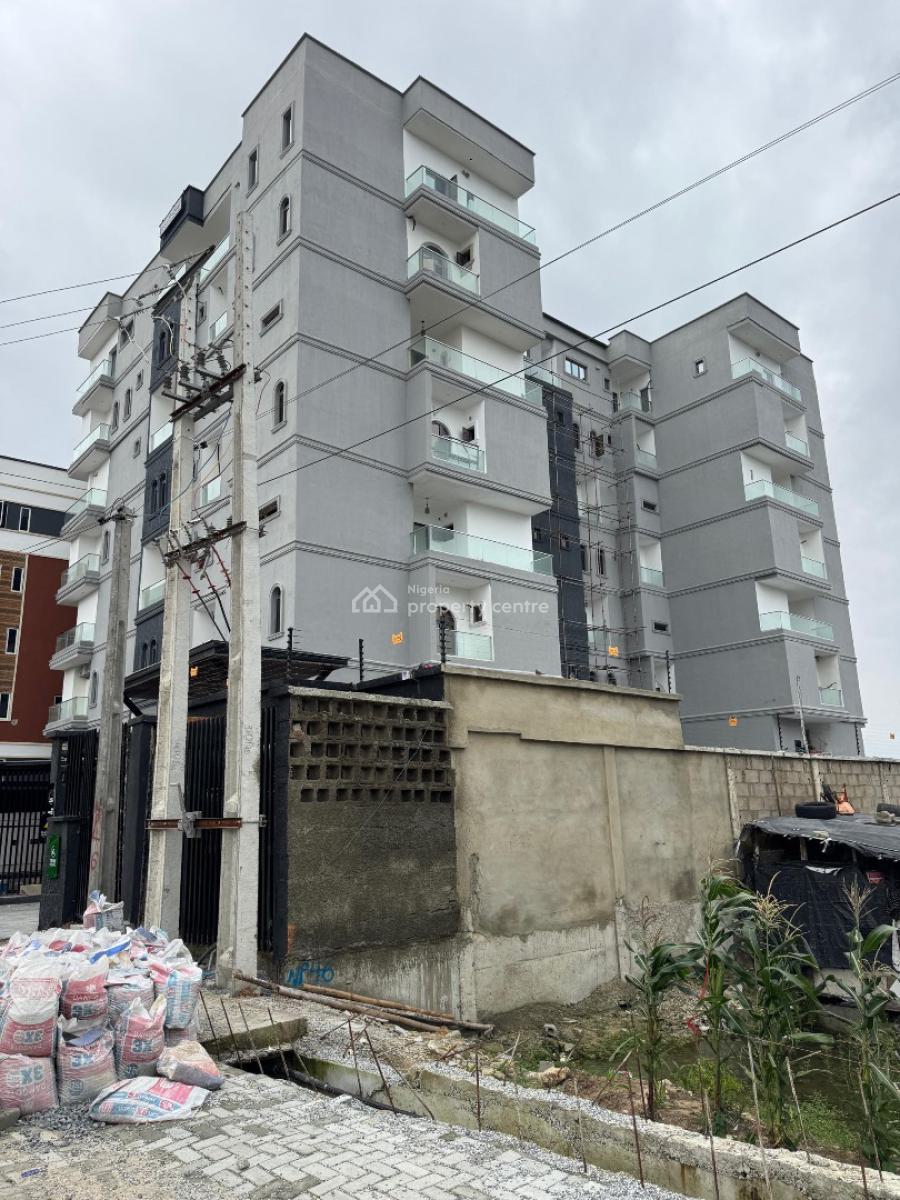 Spacious  3 Bedroom Penthouse  in a Well Secured Location, Lekki Phase 1, Lekki, Lagos, Flat / Apartment for Sale