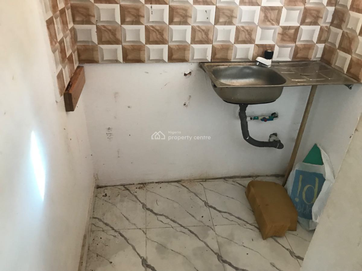 Lovely Selfcontain, Shomolu, Shomolu, Lagos, Self Contain (single Rooms) for Rent