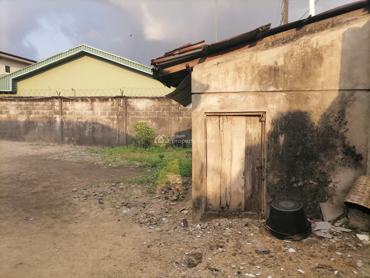 Land with Duplex & B.q, 68th Street, Bendel Estate(d.d.p.a) Off Westend Road, Off Airport, Warri, Delta, Mixed-use Land for Sale