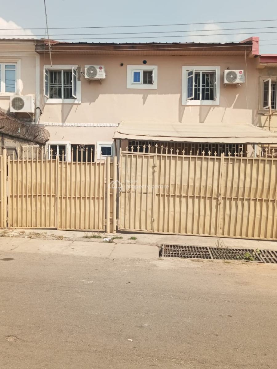 Distress 4-bedroom Terrace Duplex Kado, Kado, Kado, Abuja, Terraced Duplex for Sale